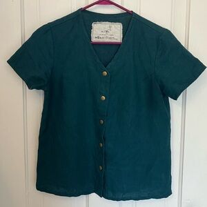 Emerald linen short sleeve top (Getty)